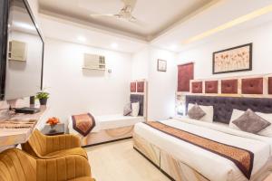 Rúm í herbergi á Hotel Cosmo Near BLK Hospital Karol Bagh