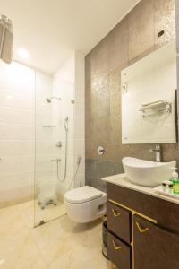 Baðherbergi á Hotel Cosmo Near BLK Hospital Karol Bagh