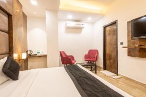 Sjónvarps- og/eða afþreyingartæki á Hotel Cosmo Near BLK Hospital Karol Bagh