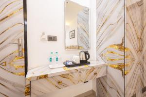 Baðherbergi á Hotel Cosmo Near BLK Hospital Karol Bagh
