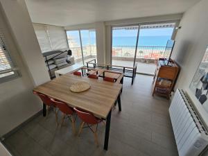 een eetkamer met een tafel en stoelen en een balkon bij Aisa 10 Beach & Golf in Alicante