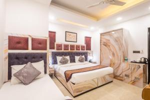 Rúm í herbergi á Hotel Cosmo Near BLK Hospital Karol Bagh