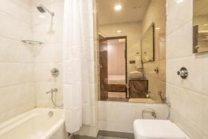 Baðherbergi á Hotel Cosmo Near BLK Hospital Karol Bagh