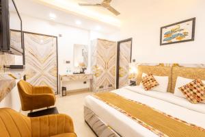 新德里的住宿－Hotel Cosmo Karol Bagh，配有一张床和一把椅子的酒店客房