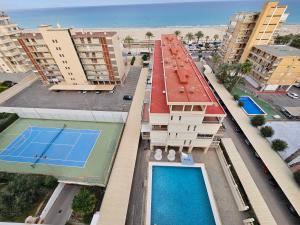 een luchtzicht op een gebouw met een tennisbaan bij Aisa 10 Beach & Golf in Alicante