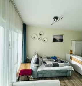 ein Schlafzimmer mit einem Bett und einem großen Fenster in der Unterkunft Fewo Graal Müritz Sobierajczyk in Gelbensande