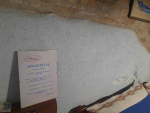 un cartel en la pared de una habitación con paredes de casa en Rural Pension Istra Partner, en Barban