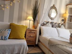 - une chambre avec 2 lits et un miroir dans l'établissement Le Petit Phare, à Trieste