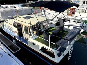 una barca è ormeggiata in un molo in acqua di Bateau / Vedette Hollandaise Ramonville-Saint-Agne a Ramonville-Saint-Agne