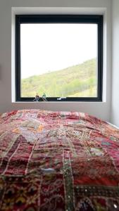 Cama o camas de una habitación en Cozy Retreat and danish design in Nature's Splendor, Sogn, Norway, Jacuzzi-option available