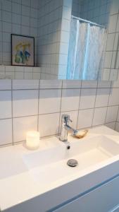 uma casa de banho com um lavatório e um espelho em Cozy Retreat and danish design in Nature's Splendor, Sogn, Norway, Jacuzzi-option available em Sogndal