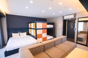名古屋市にあるゴールドステイ名古屋大須のベッドルーム1室(ベッド1台、ソファ付)