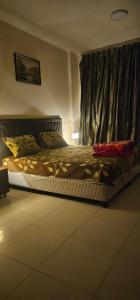 Una cama o camas en una habitación de Fully Furnished Studio Appartment next to Sharaf DG metro Station