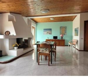 a dining room with a table and chairs in a room at Casa Giuly in Quartu SantʼElena