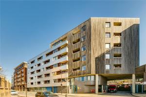 a tallartment building with a car parked in front of it at King’s Cross & Camden : Stylish Flat in London