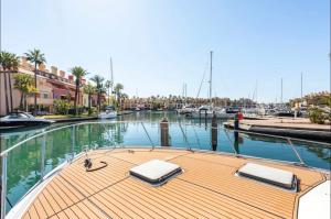 トレグアディアロにあるBarco Americano Sotograndeの船が船とマリーナに停泊している +24枚の写真