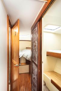 Habitación pequeña con una puerta que conduce a un dormitorio. en Barco Americano Sotogrande, en Torreguadiaro