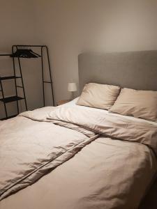 En eller flere senge i et værelse på Ny leilighet i Tromsøs nye bydel