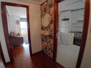 vistas a una sala de estar con espejo y una cocina en Dúplex Saja, en San Vicente de la Barquera