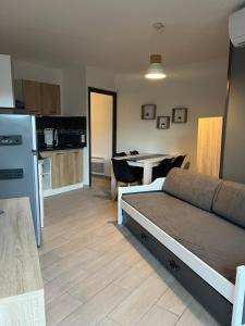 un soggiorno con un letto e una cucina di Appartement T2 de 30m2, Grande Terrasse, Résidence Soleil Marin a Collioure Altre 5 foto