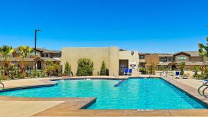 una gran piscina frente a un edificio en Red Cliffs Getaway townhouse, en Washington