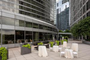 een binnenplaats met tafels en stoelen voor een gebouw bij Le Meridien Arlington in Arlington