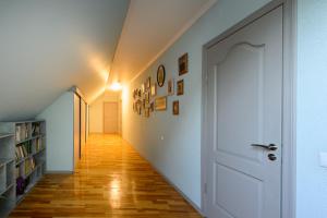 a hallway with a white door and a book shelf at Cidoniju māja 