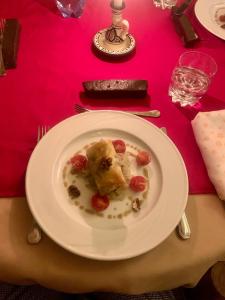un piatto di cibo con pomodori su un tavolo di Dar Jnan Tiouira Dades a Tamellalt