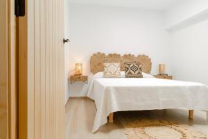 a bedroom with a white bed with pillows on it at Finca de L’ANGLÉS Casa Poniente in Potríes
