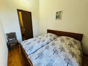 Rúm í herbergi á guest house "BUBU"