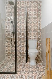 a bathroom with a toilet and a shower at Finca de L’ANGLÉS Casa Poniente in Potríes +25 photos