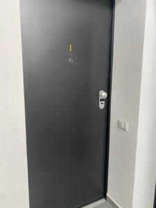 una porta con un numero sopra in una stanza di Apartamente cu un dormitor a Timişoara