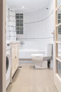 une salle de bain avec toilettes, baignoire et lavabo dans l'établissement Syntagma square, 100sqm Luxurious family apt, à Athènes 38 autres photos