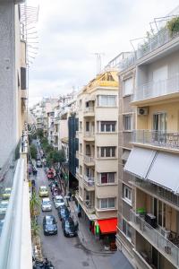 - une vue sur une rue de la ville avec des voitures dans l'établissement Syntagma square, 100sqm Luxurious family apt, à Athènes