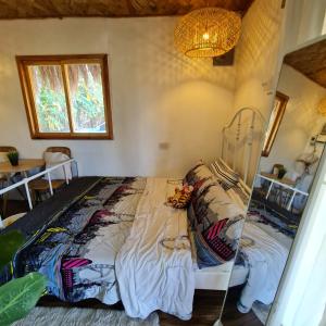 - une chambre avec un lit dans l'établissement Casa Juan Farm, à Candelaria