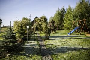 einen Park mit Spielplatz mit Rutsche in der Unterkunft Domki całoroczne u Eli in Szczyrk