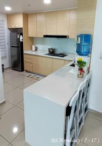 Η κουζίνα ή μικρή κουζίνα στο Metropol Serviced Apartment Nice Pool View 3 BR