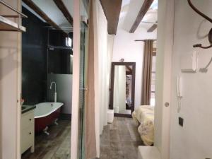 een badkamer met een bad, een bed en een wastafel bij Valencia Centro Suite in Valencia +18 foto's