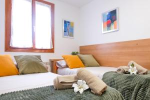 sypialnia z 2 łóżkami i ręcznikami w obiekcie APARTAMETO BAZTANGOA I w mieście Elizondo