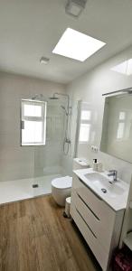 y baño con aseo, lavabo y ducha. en Villa Solycan 15, en Playa del Inglés