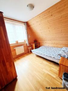 una camera con un letto nell'angolo di una stanza di Pokoje przy Cichej Wodzie a Zakopane