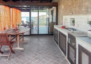 Kuchyň nebo kuchyňský kout v ubytování Beach House Roccalumera
