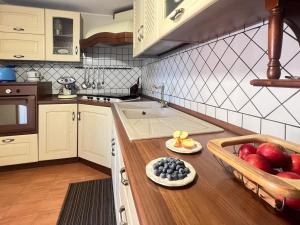 Kuchyň nebo kuchyňský kout v ubytování Beach House Roccalumera