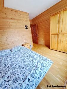 ザコパネにあるPokoje przy Cichej Wodzieのベッドルーム1室(青と白のベッド1台付)