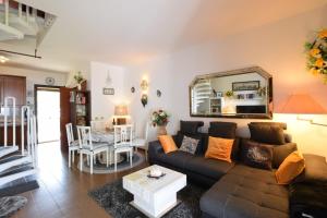 a living room with a couch and a table at Villa Fortuna in Palazzo Vianello
