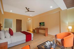 Habitación de hotel con cama, mesa y sillas en The Pahuna Retreat en Gangtok