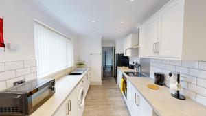 Η κουζίνα ή μικρή κουζίνα στο Central Stunning 3-Bed House - Free Parking +3 φωτογραφίες