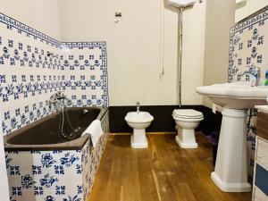ein Badezimmer mit einer Badewanne, einem WC und einem Waschbecken in der Unterkunft Domus An- Two Bedrooms Apartment -Antique and Historical Home in Siena