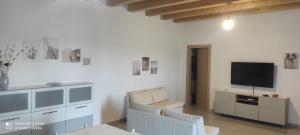 a living room with two chairs and a television at VerdeMare in Rodi Garganico