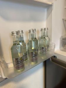 une rangée de bouteilles de verre dans un réfrigérateur dans l'établissement Immostay #8 - Haus für 13 Personen mit 7 Zimmer - Großer Garten & Grill, free Parking, WLAN, à Brême
